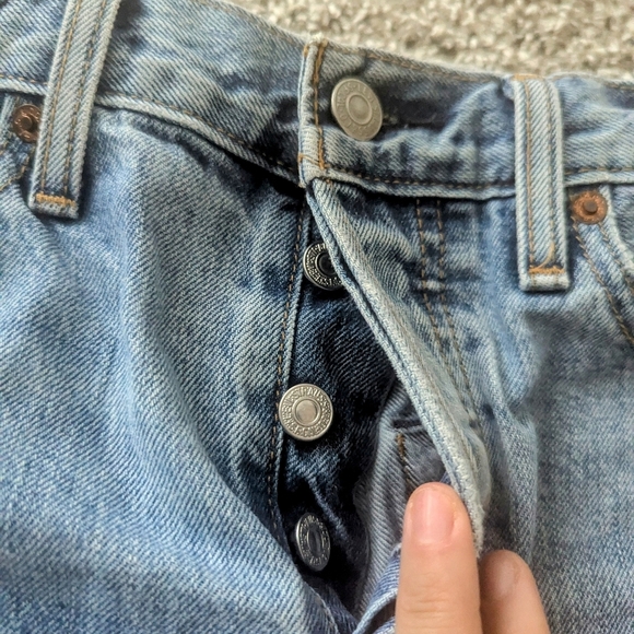 Levi Wedgie Light Wash Short - Picture 5 of 9